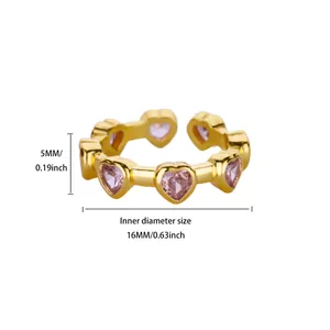 Detailansicht des 5mm pinkfarbenen Zirkonia-Rings mit 18K Vergoldung und 16mm Innendurchmesser