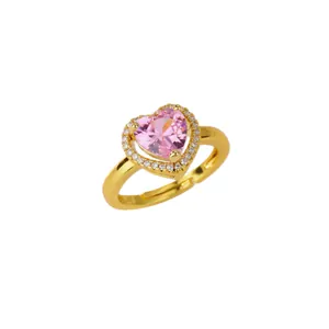 Nahaufnahme des herzförmigen rosa Zirkonia-Rings mit Goldauflage und offenem Band