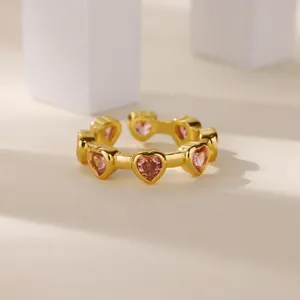 Verstellbarer 18K vergoldeter Ring mit funkelnden rosa Zirkon-Herzen im Wickeldesign
