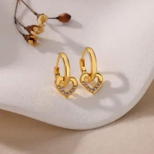 Elegante 18K vergulde roestvrijstalen hartoorbellen met witte zirkonia en parels