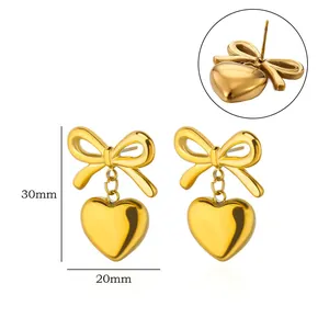 Detailweergave van 18K vergulde hartoorbellen met afmetingen 30 mm bij 20 mm