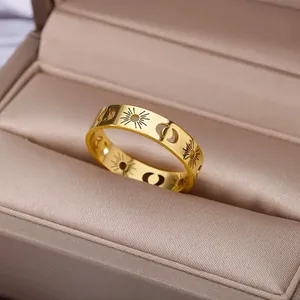 Minimalistische 18K vergulde roestvrijstalen ring met uitsparingen van zon en maan
