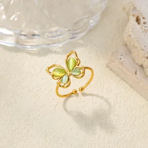 Anillo abierto de mariposa dorada estilo francés con piedras naturales y circón