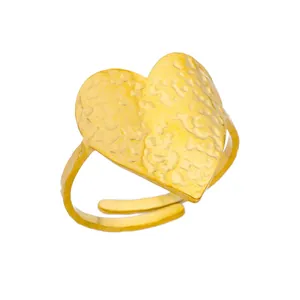 Anillo de corazón exagerado chapado en oro de 18K en acero inoxidable con textura martillada