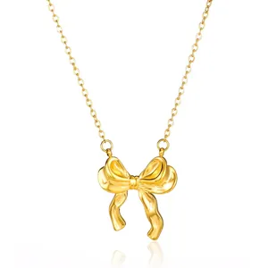 Detailansicht der goldenen 18K Edelstahl Halskette mit Schleifenanhänger und Ankerkette