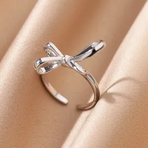 Eleganter silberner Mobius Schleife Ring auf champagnerfarbenem Seidenhintergrund