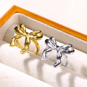 Schleife Ringe aus 18 Karat Gold und Silber Edelstahl mit flüssiger Metalltextur