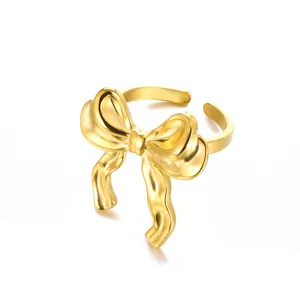 Detailaufnahme des 18K vergoldeten Edelstahl-Schleifenrings mit verstellbarer offener Schiene