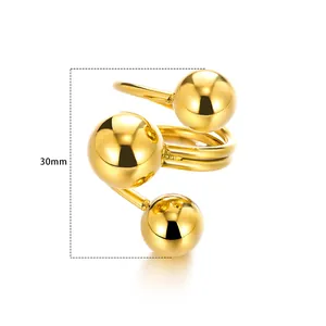 Detailansicht der 30mm Mobius-Goldring mit dreifachen Spiralschichten und Perlendesign