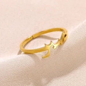 Detailaufnahme von goldenem verstellbarem Edelstahlring mit elegantem arabischem Kalligrafie