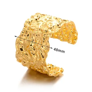 Λεπτομερής όψη χρυσής χειροπέδας πλάτους 48mm με σφυρήλατη υφή από ανοξείδωτο ατσάλι