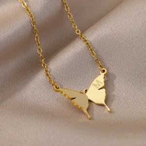 Collar de mariposa de acero inoxidable dorado con letra M sobre satén
