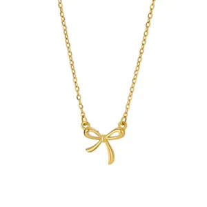 Detailaufnahme einer polierten goldenen Edelstahlkette mit einem Schleifenanhänger