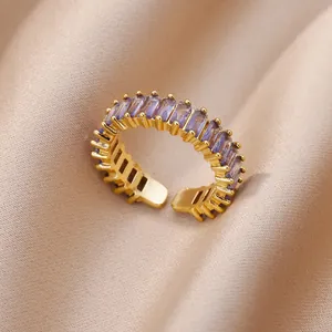 Makroaufnahme von 18K vergoldetem Ring mit lavendelfarbenen Baguette-Kristallen