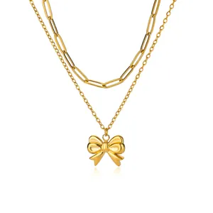 Detail einer goldene doppellagige Halskette mit Schleifenanhänger und Rechteck-Gliederkette