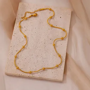 Détail du collier chaîne serpent perlé plaqué or 18 carats avec fermoir ajustable