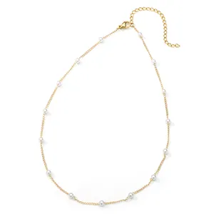 Vue détaillée du collier chaîne serpent dorée à perles avec fermoir mousqueton