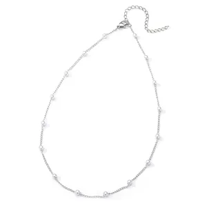 Détail d'un collier en chaîne argentée avec perles blanches et fermoir mousqueton réglable