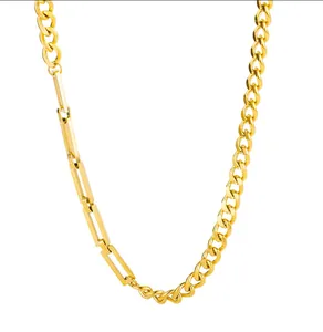Détail du collier asymétrique plaqué or 18 carats avec maillons cubains et trombone