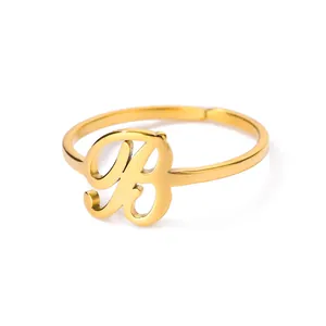 Detail van de verstelbare gouden roestvrijstalen ring met een stijlvol letter B-ontwerp
