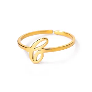 Detailopname van een vergulde verstelbare ring met een elegante cursieve letter B