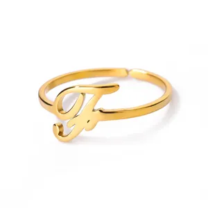 Detailweergave van verstelbare gouden roestvrijstalen ring met een sierlijke letter F