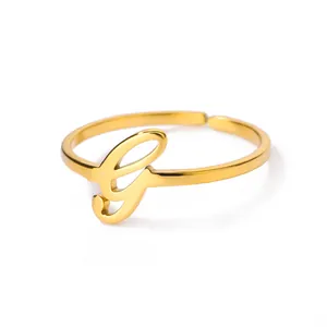 Close-up van de gepolijste gouden verstelbare ring met cursieve letter G-ontwerp