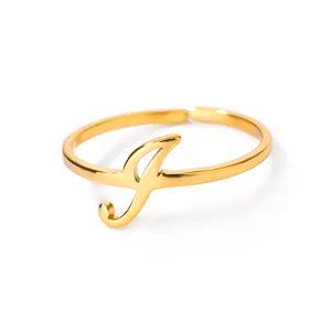 Macro-detail van verstelbare gouden letter J-ring met gladde metalen afwerking en open band