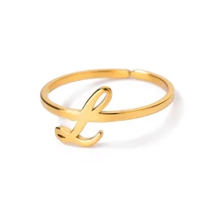Detailopname van verstelbare gouden roestvrijstalen ring met een cursieve letter L