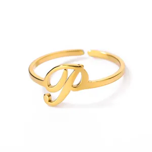 Detailweergave van gepolijste gouden verstelbare ring met een stijlvolle cursieve P