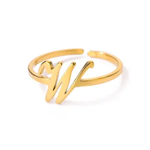 Macro-opname van de verstelbare gouden roestvrijstalen ring met stijlvol letter W ontwerp