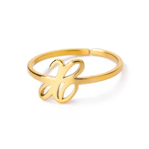 Detailopname van de gouden roestvrijstalen ring met een cursieve letter B en open band