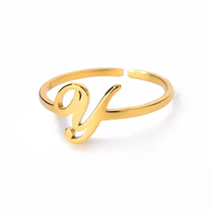 Detail van een glanzende gouden open ring met de cursieve letter Y van roestvrij staal