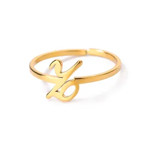 Macro-opname van een gouden verstelbare ring van roestvrij staal met sierlijke letter Y