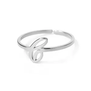 Detail van de zilveren verstelbare roestvrijstalen ring met elegant letter b design