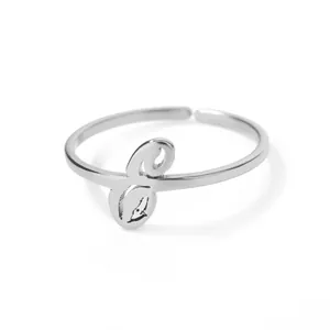 Detailopname van verstelbare zilveren ring met cursieve letter E van edelstaal