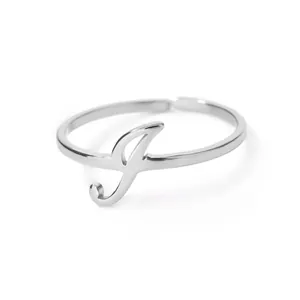 Gedetailleerde macro-opname van verstelbare zilver gepolijste ring met letter J