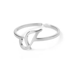 Detailopname van een minimalistische zilveren ring met een elegante cursieve letter J