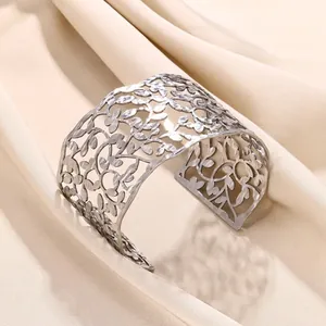 Bracelet manchette large en acier inoxydable avec motifs de feuilles évidés sur satin