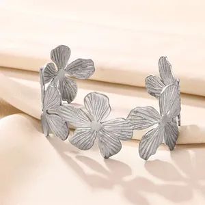 Bracelet jonc ouvert argenté pour femme avec motifs de fleurs ajourées et feuilles texturées