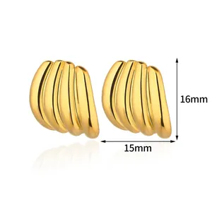 Dettaglio orecchini a perno in acciaio dorato con dimensioni di 16 mm di altezza e 15 mm di larghezza