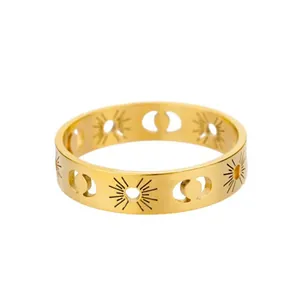 Gouden roestvrijstalen ring met uitgesneden zon- en maanpatronen in hemelse stijl