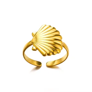 Detailaufnahme des 18K vergoldeten Edelstahlschelfs-Rings mit verstellbarer Ringschiene