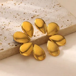 Pendientes de pétalos dorados en acero inoxidable con texturas pulidas de lujo