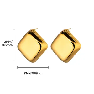 Vista macro de pendientes cuadrados dorados con un diseño geométrico pulido liso