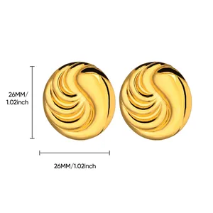 Detalle de pendientes redondos dorados de 26mm con textura de remolino y acabado pulido