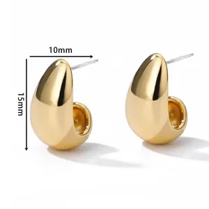 Detalle de pendientes de gota dorada en forma de C con medidas 10mm ancho y 15mm alto