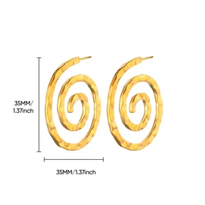 Vista de detalle de pendientes de espiral dorados de 35mm con textura martillada
