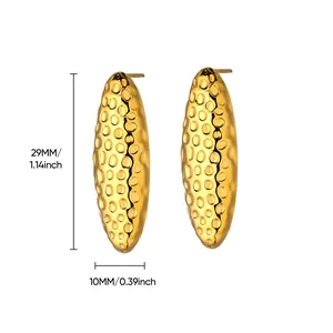Detalle de la longitud de 29 mm de los pendientes ovalados dorados con textura martillada
