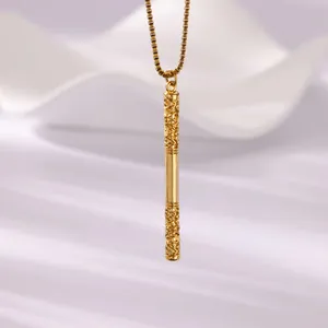 Collier avec pendentif Ruyi Jingu Bang doré et motifs gravés sur fond de soie blanche